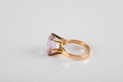 Yellow gold ring holding a round-cut rose...