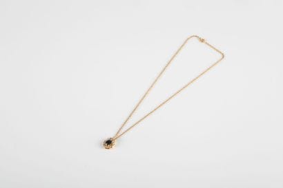 Twisted yellow gold chain, holding a pendant...