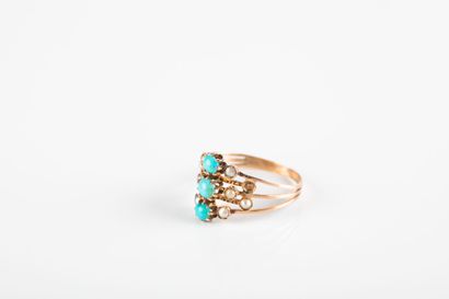 Pink gold ring centered on three turquoises...