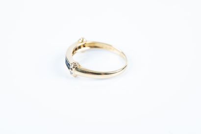 Yellow gold ring set with a line of calibrated...