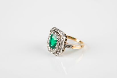 Gold ring centered on an emerald (7.95x6.45mm)...