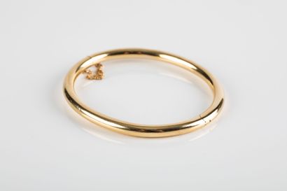 Opening bracelet in yellow gold, round wire....