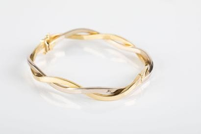 Gold bracelet with interlaced decoration....