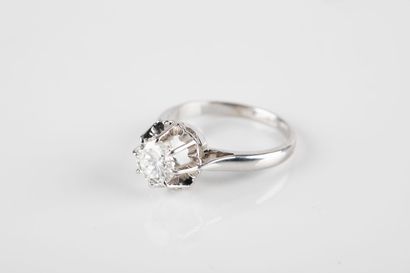 White gold solitaire ring holding a brilliant-cut...