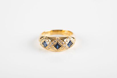 Yellow gold ring set with three calibrated...