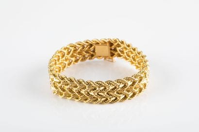 Yellow gold bracelet decorated with chevrons...