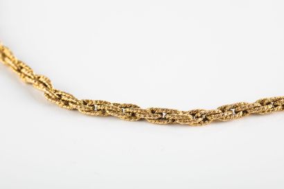 Element of chain in yellow gold with chiseled...