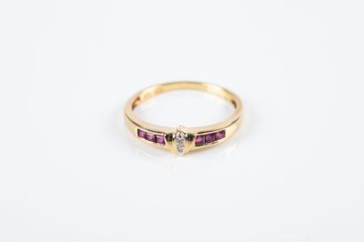 Yellow gold ring, holding in its center a...