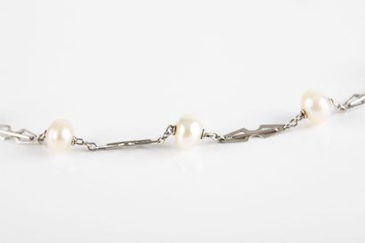 Chain in platinum punctuated with probably...