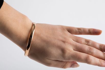 Solid yellow gold bracelet. Interior dimension:...