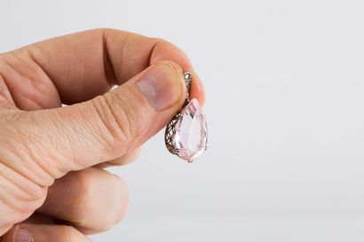 White gold pendant with a pear-shaped pink...
