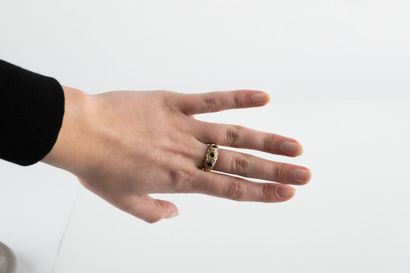 Yellow gold ring set with three calibrated...