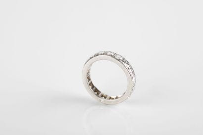 VAN CLEEF ARPELS
Platinum wedding band set...