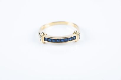 Yellow gold ring set with a line of calibrated...