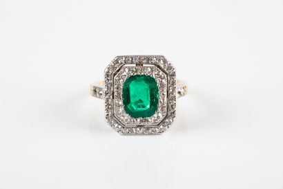 Gold ring centered on an emerald (7.95x6.45mm)...