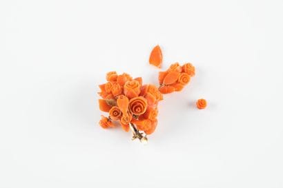 Coral pendant/brooch carved with vegattes...