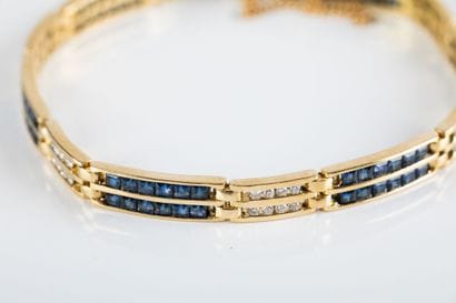 Yellow gold bracelet with rectangular articulated...