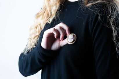 Cameo brooch representing a woman in profile,...