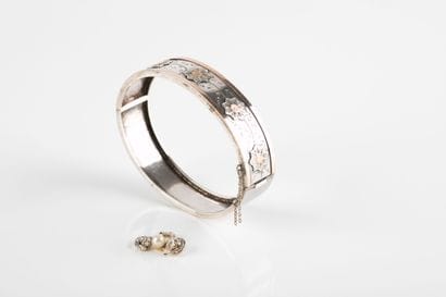 Head of trilogy ring centered on a cultured...