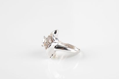 Beautiful white gold ring set with a brilliant-cut...