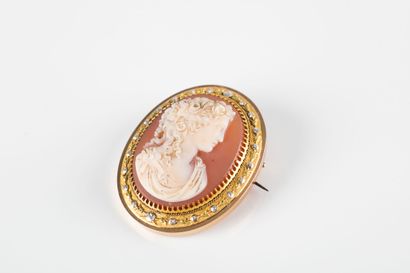 Cameo brooch representing a woman in profile,...