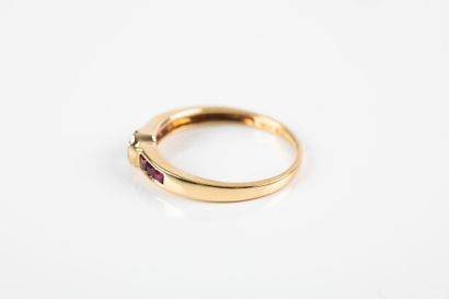 Yellow gold ring, holding in its center a...