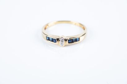 Yellow gold ring, holding in its center a...