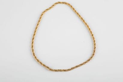 Element of chain in yellow gold with chiseled...