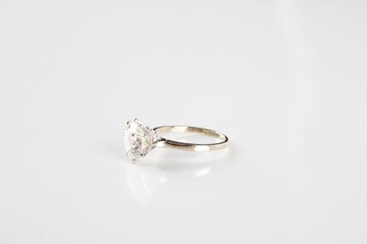 Solitaire ring in gold and platinum, set...