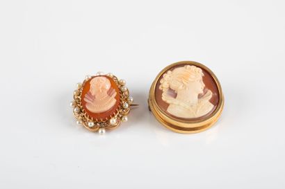 Lot comprising two gold cameo brooches, one...