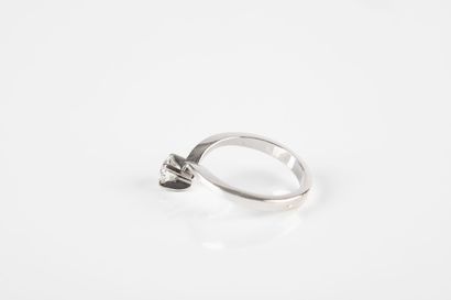 Solitaire ring with a brilliant-cut diamond...