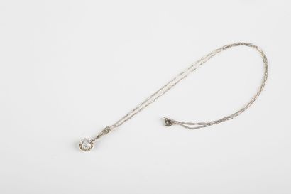 Chain in white gold figaro mesh, holding...