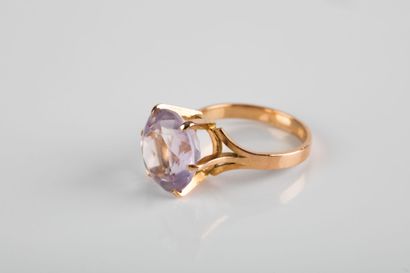 Yellow gold ring holding a round-cut rose...