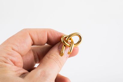 Yellow gold round wire brooch forming a knot...