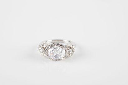 White gold ring, decorated with three daisy-shaped...