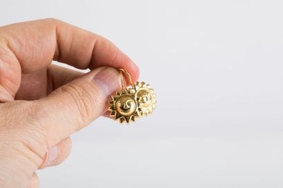 Pair of earrings in yellow gold, featuring...