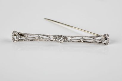 Delicate white gold barrette brooch set with...