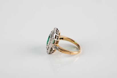 Gold ring centered on an emerald (7.95x6.45mm)...