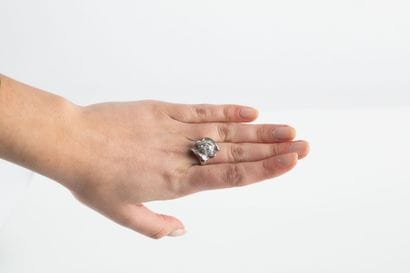 Beautiful white gold ring set with a brilliant-cut...