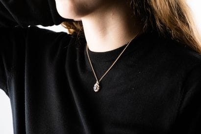 Twisted yellow gold chain, holding a pendant...