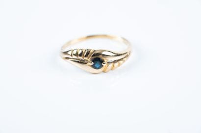 Yellow gold ring with a round sapphire. TD...