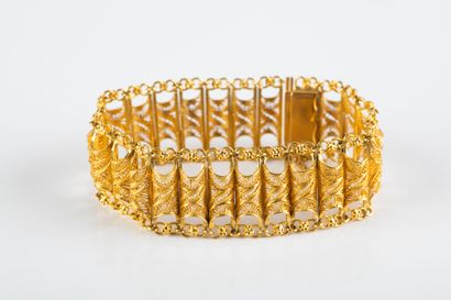 Yellow gold bracelet decorated with filigree...