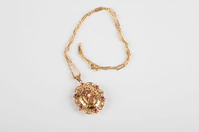 Yellow gold chain with striated decoration...