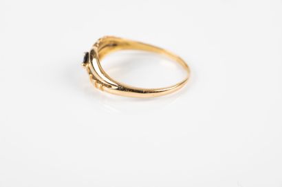 Yellow gold ring with a round sapphire. TD...