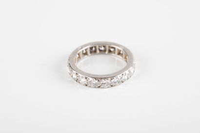VAN CLEEF ARPELS
Platinum wedding band set...