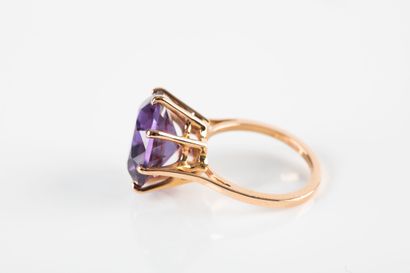 Yellow gold ring holding a synthetic sapphire...