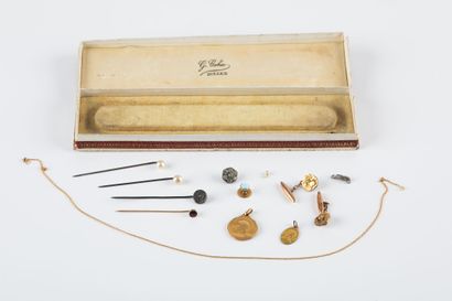 Lot of gold-plated jewelry including a chain,...