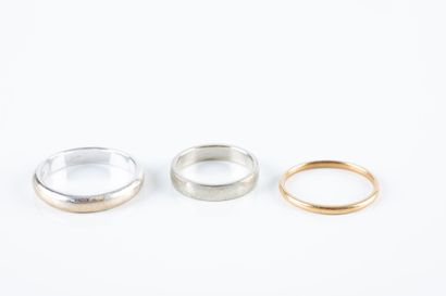 Lot composed of three gold wedding rings....