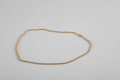Yellow gold chain with pearls. Clasp ring...