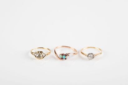 Lot including : 
- a gold solitaire ring...